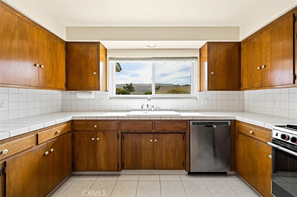 1284 Oceanaire Dr, San Luis Obispo, CA 93405