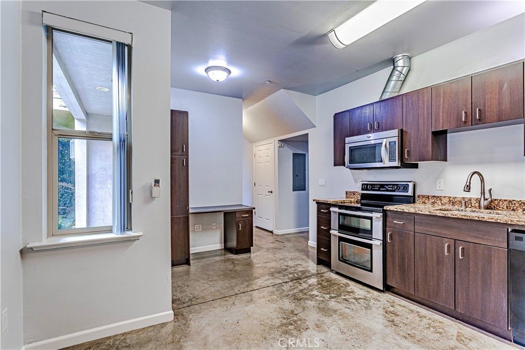 1759 Fulton, Fresno, CA 93721