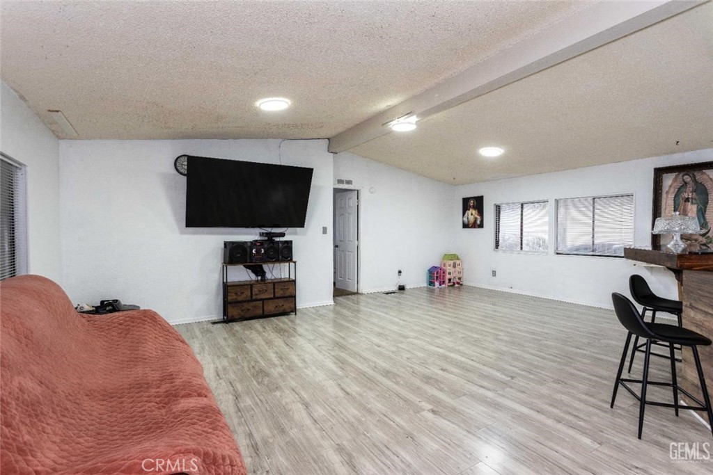 975 N H #41, Tulare, CA 93274