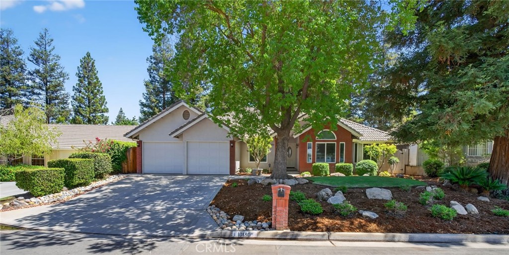 10130 N Heather Dr, Fresno, CA 93720