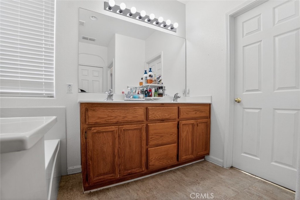 978 San Carlos Ave, Madera, CA 93637