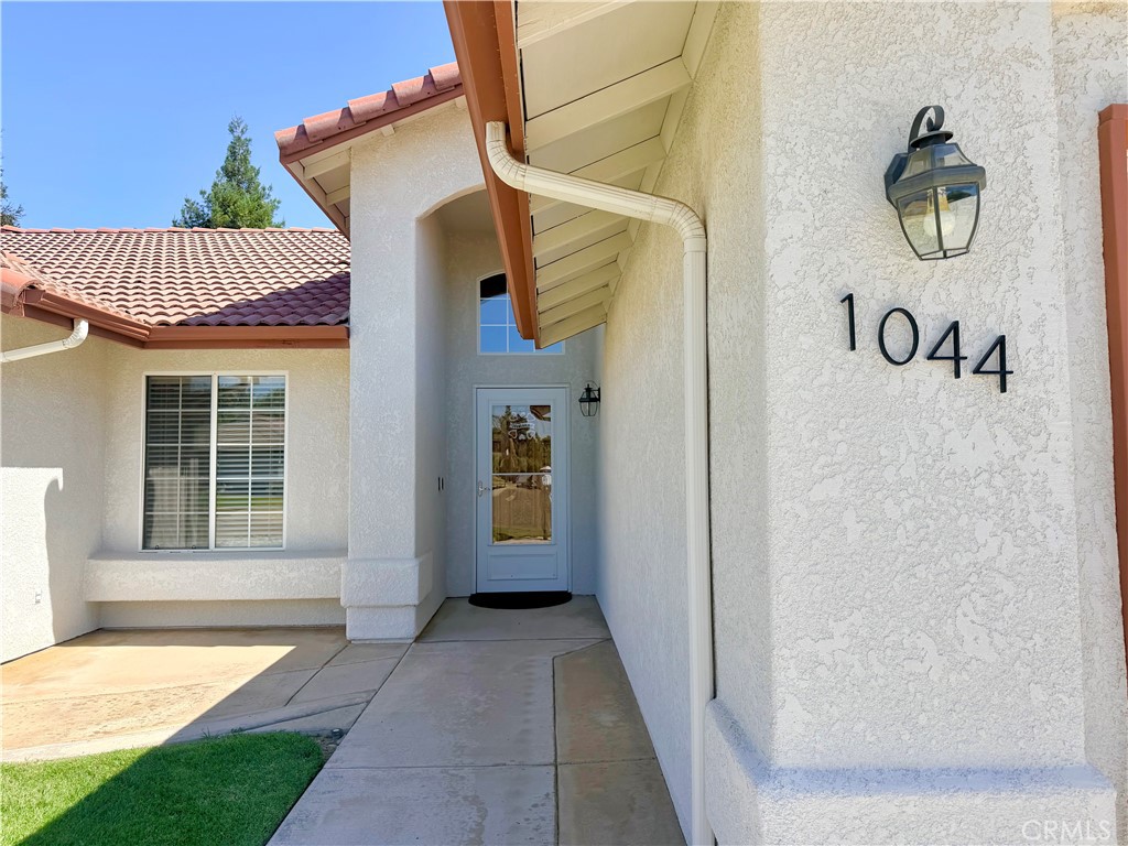 1044 N Sycamore Way, Porterville, CA 93257