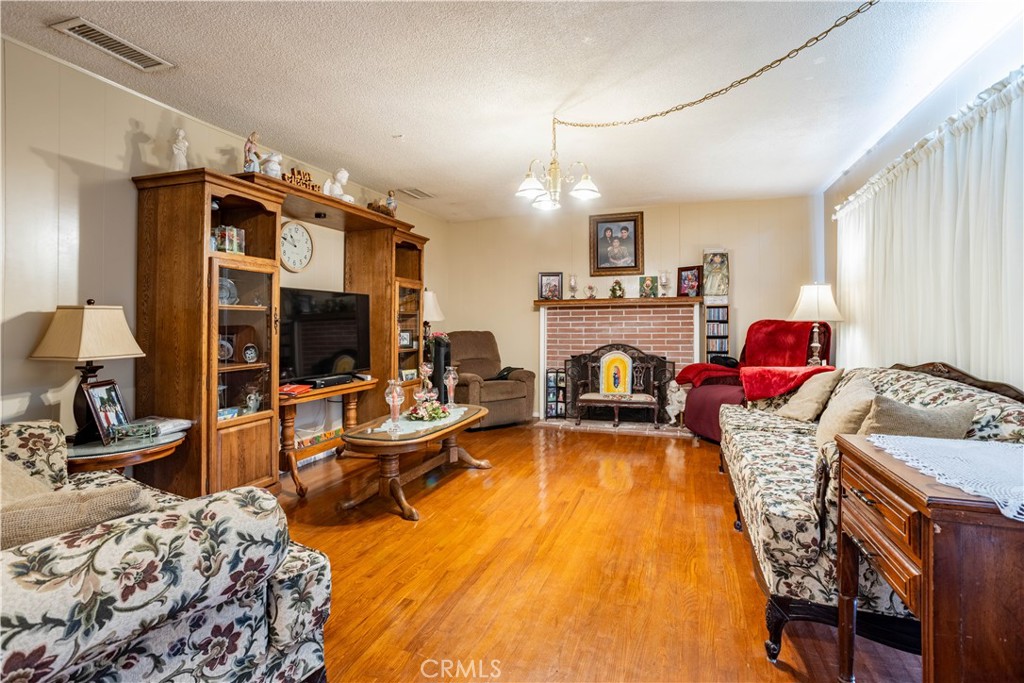 1101 S Mountain St, Visalia, CA 93277