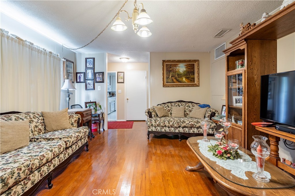 1101 S Mountain St, Visalia, CA 93277