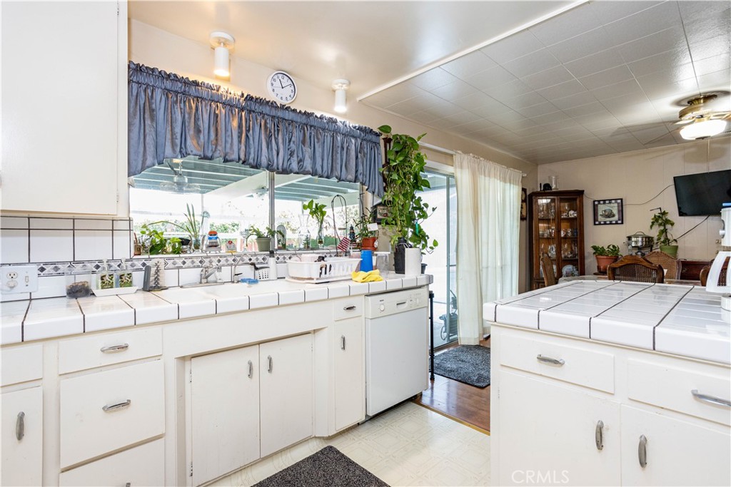 1101 S Mountain St, Visalia, CA 93277