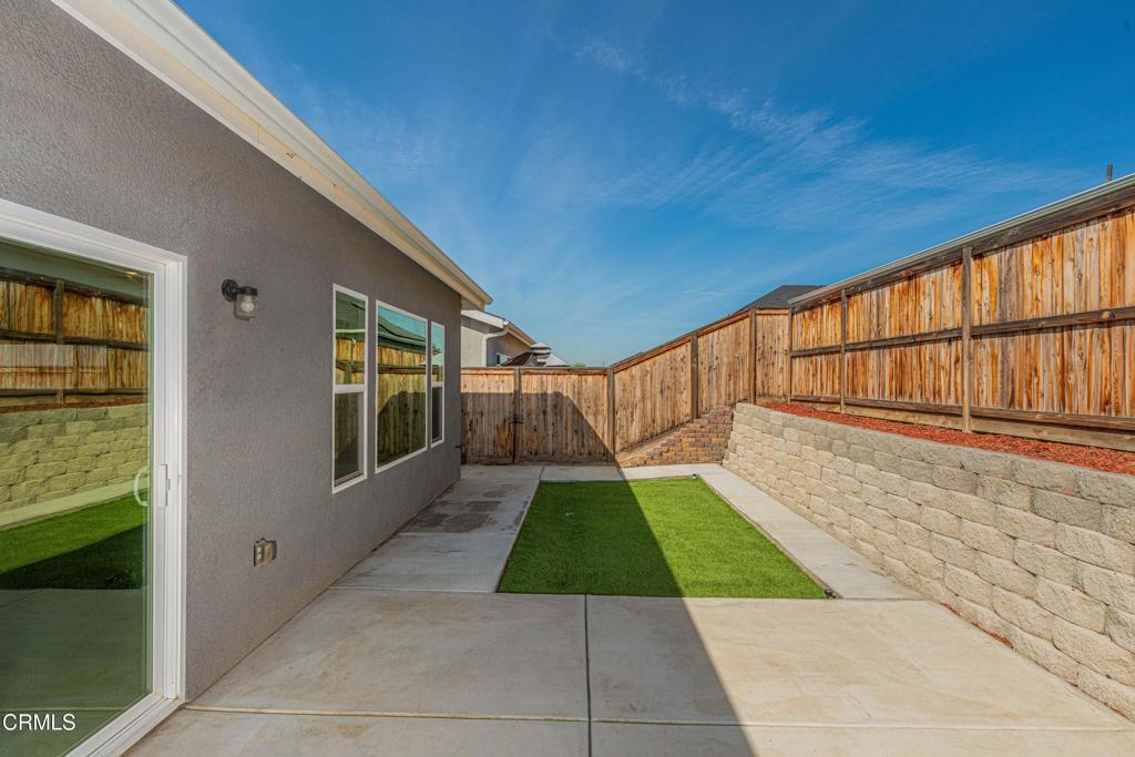 9634 Silver Falls Ln, Shafter, CA 93263