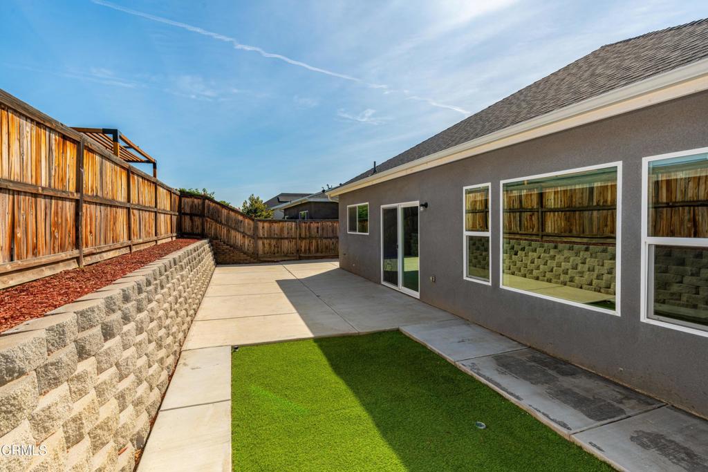 9634 Silver Falls Ln, Shafter, CA 93263
