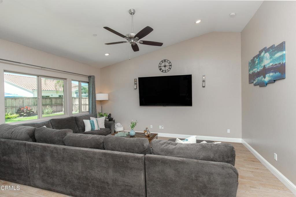 3317 Whispering Forest Ln, Shafter, CA 93263