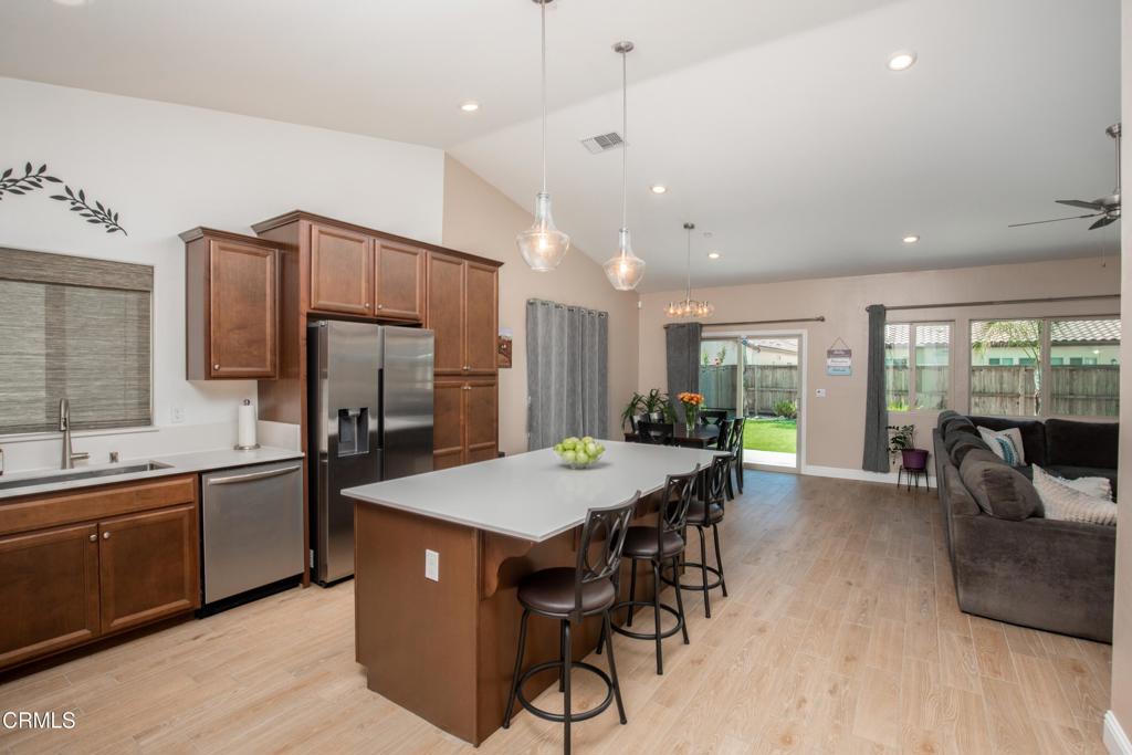 3317 Whispering Forest Ln, Shafter, CA 93263