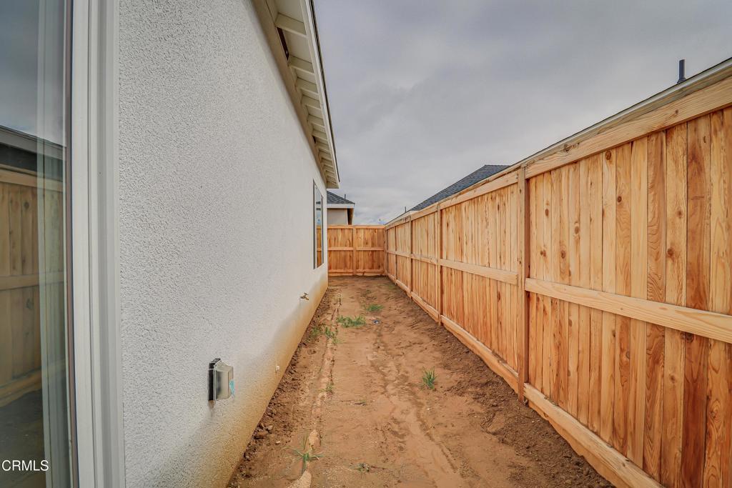 9627 Maple Terrace Ln, Shafter, CA 93263