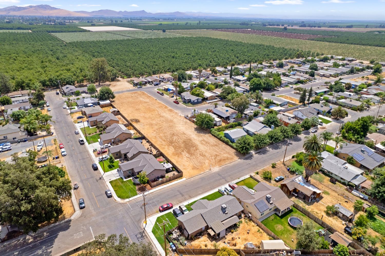 528 S Camelia Ave, Farmersville, CA 93223