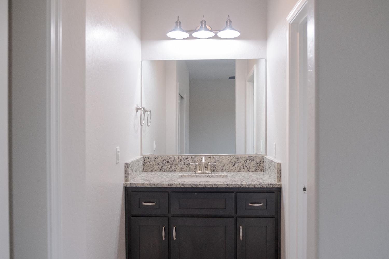 1029 N Cypress St, Woodlake, CA 93286