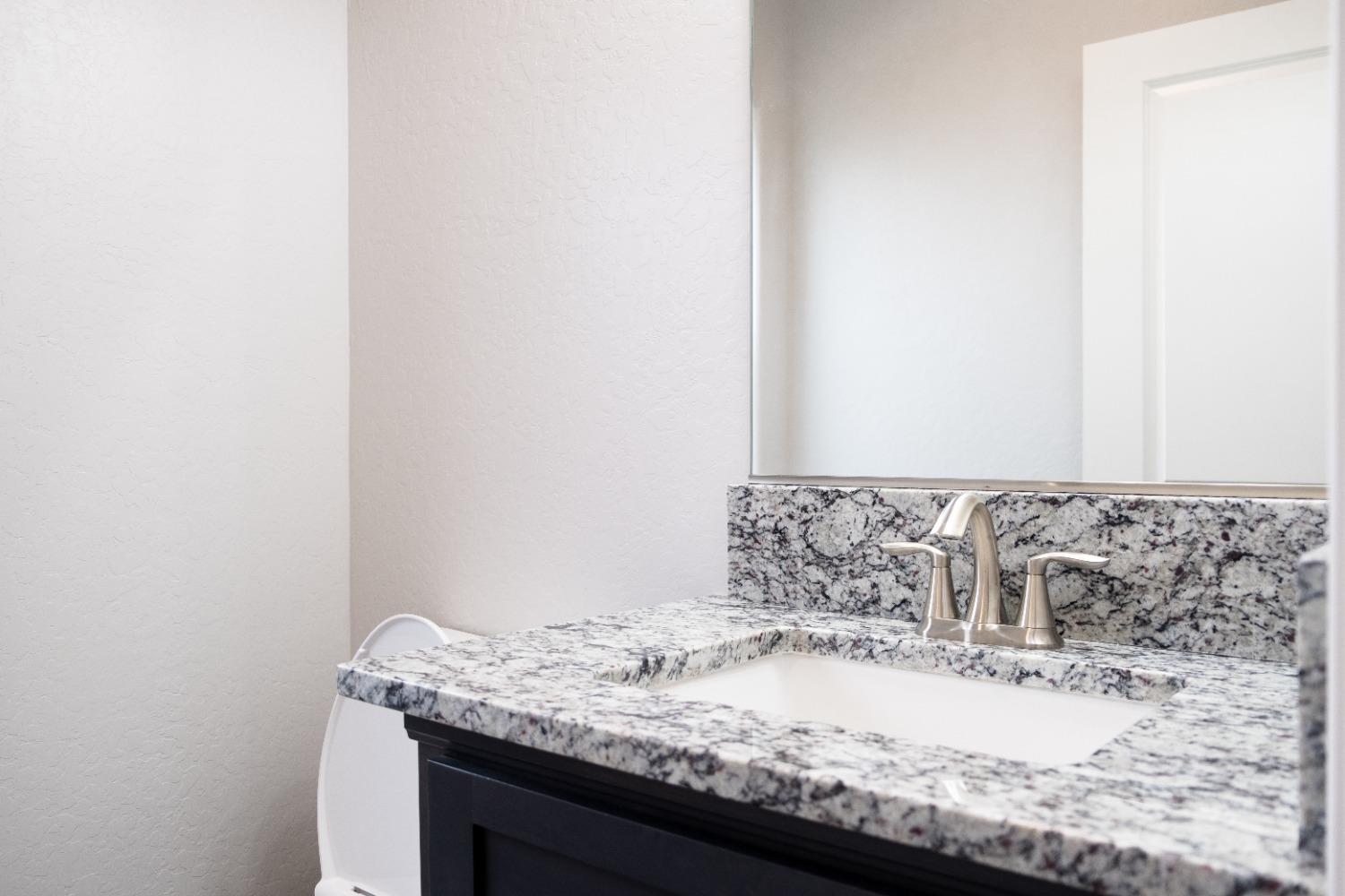 1029 N Cypress St, Woodlake, CA 93286