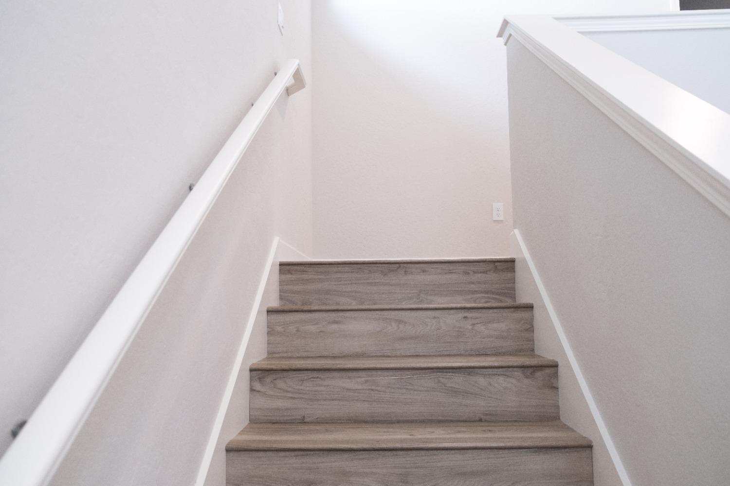 1029 N Cypress St, Woodlake, CA 93286