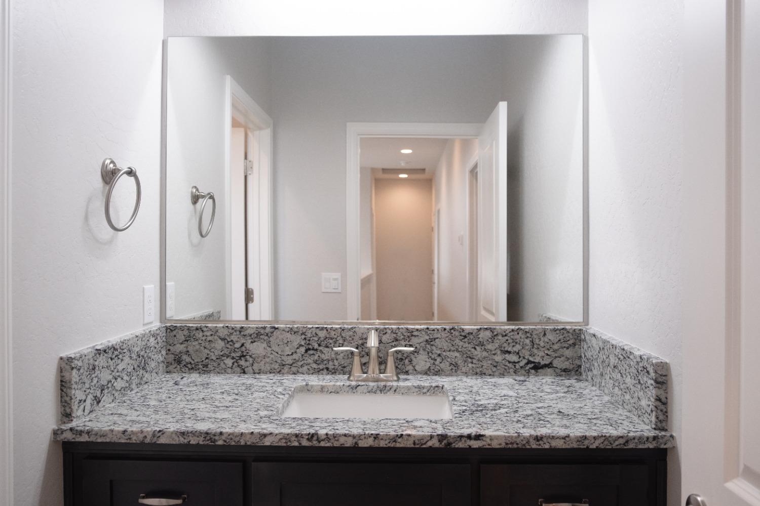 1029 N Cypress St, Woodlake, CA 93286