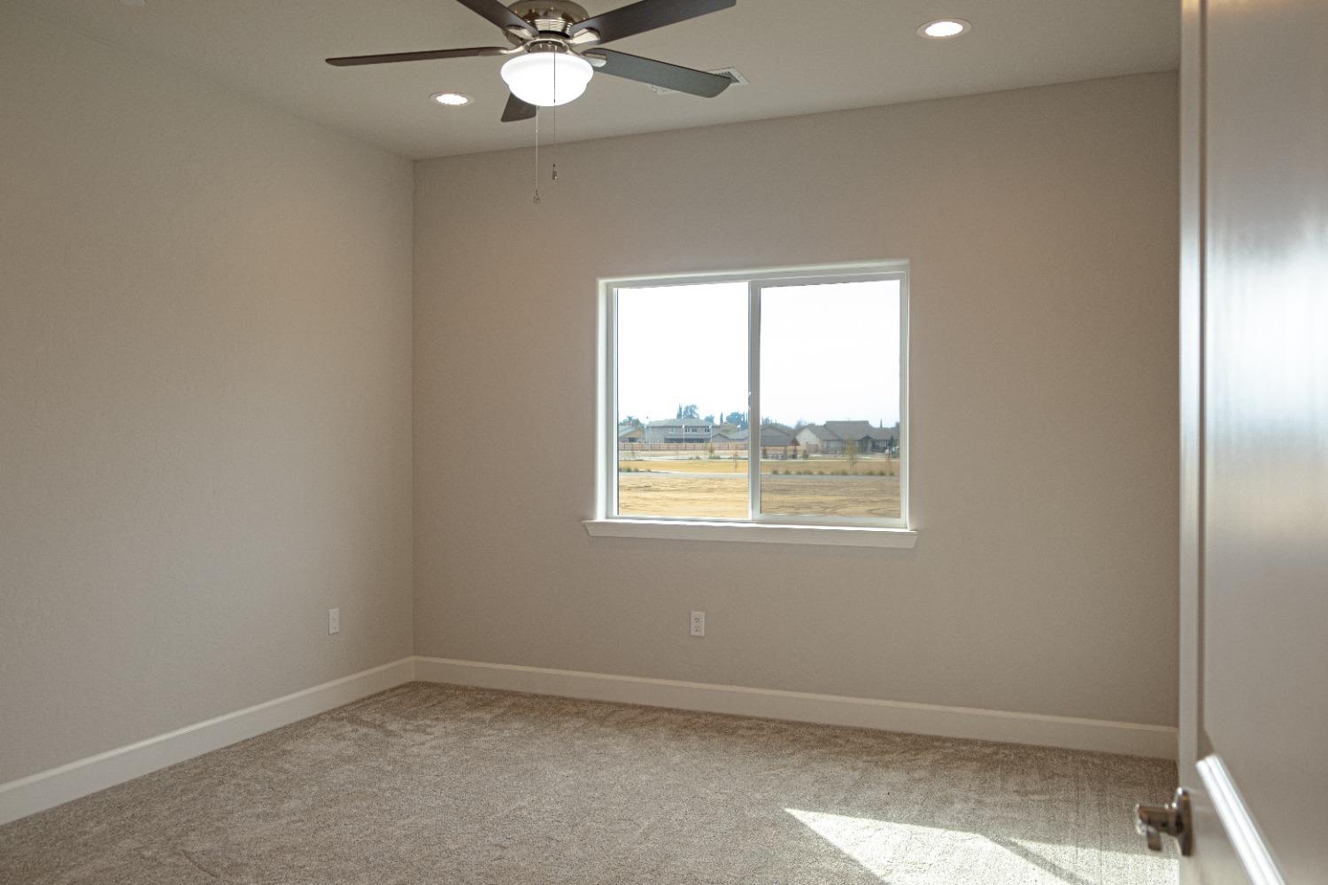 1029 N Cypress St, Woodlake, CA 93286