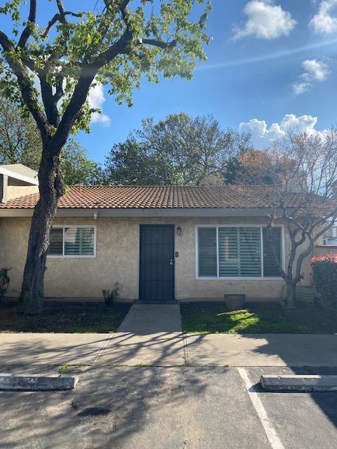 125 S Granada Dr #52, Madera, CA 93637