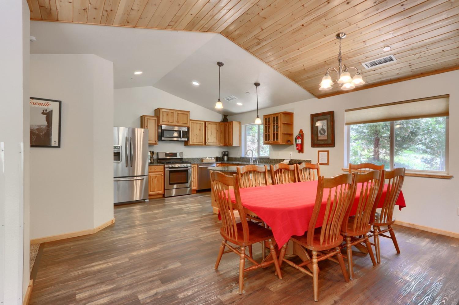 7400 Choke Cherry Ln, Yosemite, CA 95389