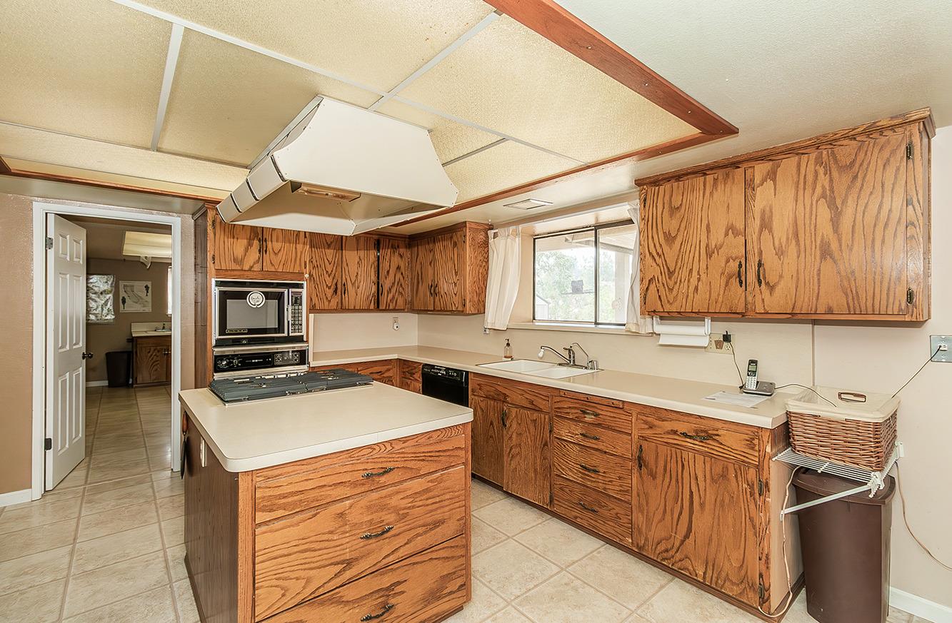 31915 Pennyroyal Ln, Prather, CA 93651