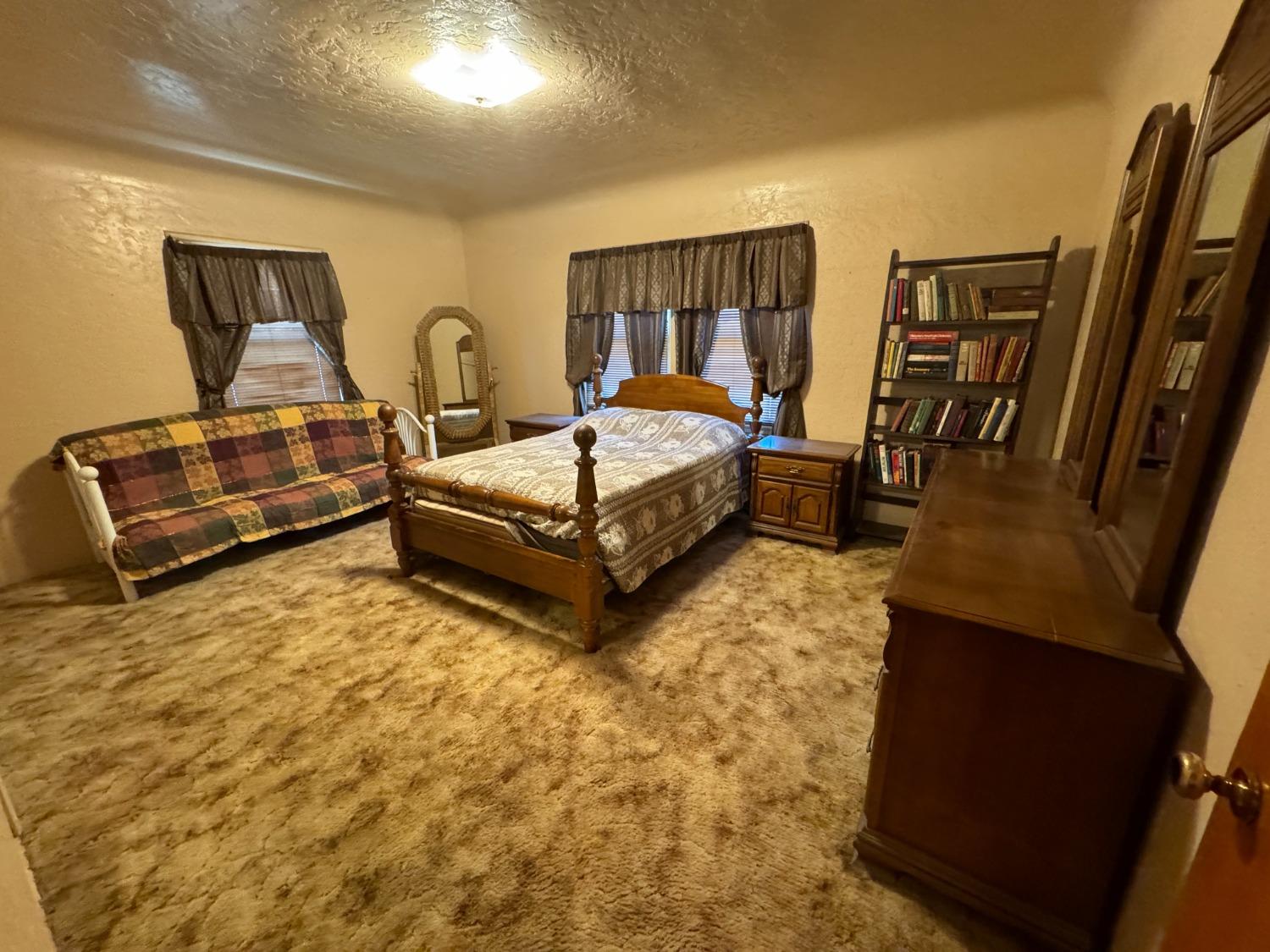 1725 E Goshen Ave, Visalia, CA 93292