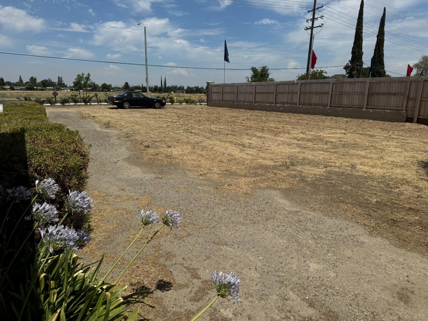 1725 E Goshen Ave, Visalia, CA 93292