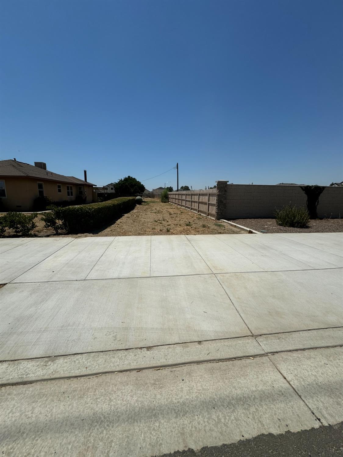 1725 E Goshen Ave, Visalia, CA 93292