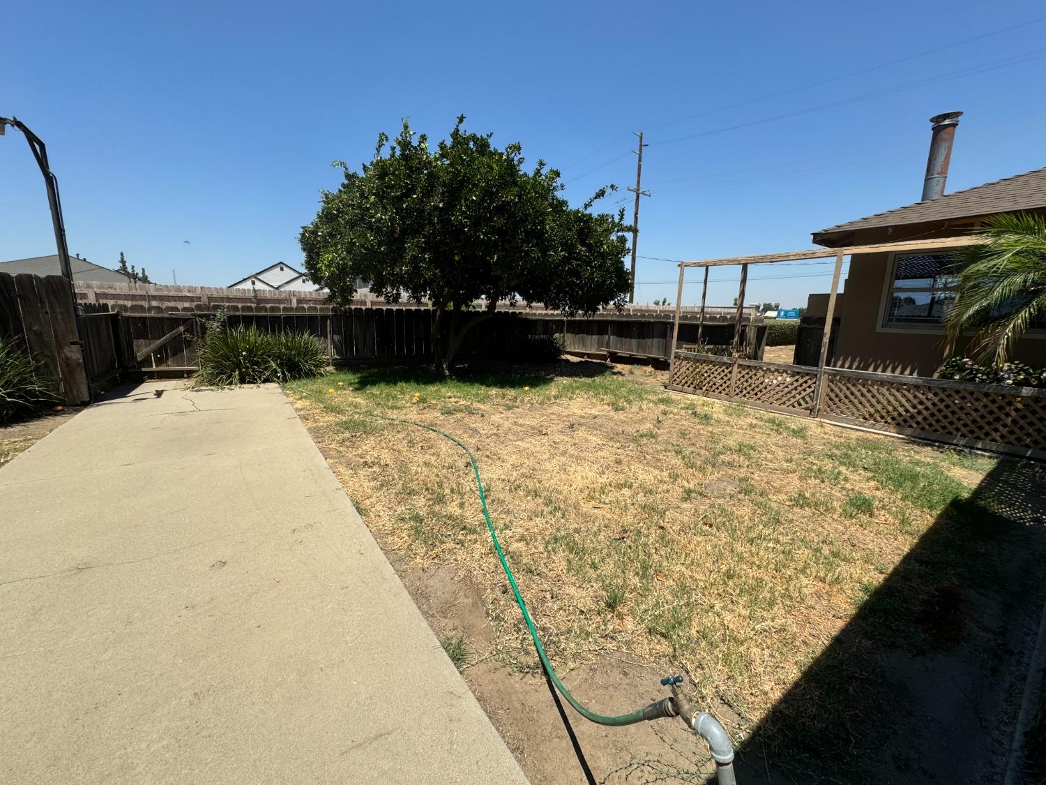 1725 E Goshen Ave, Visalia, CA 93292