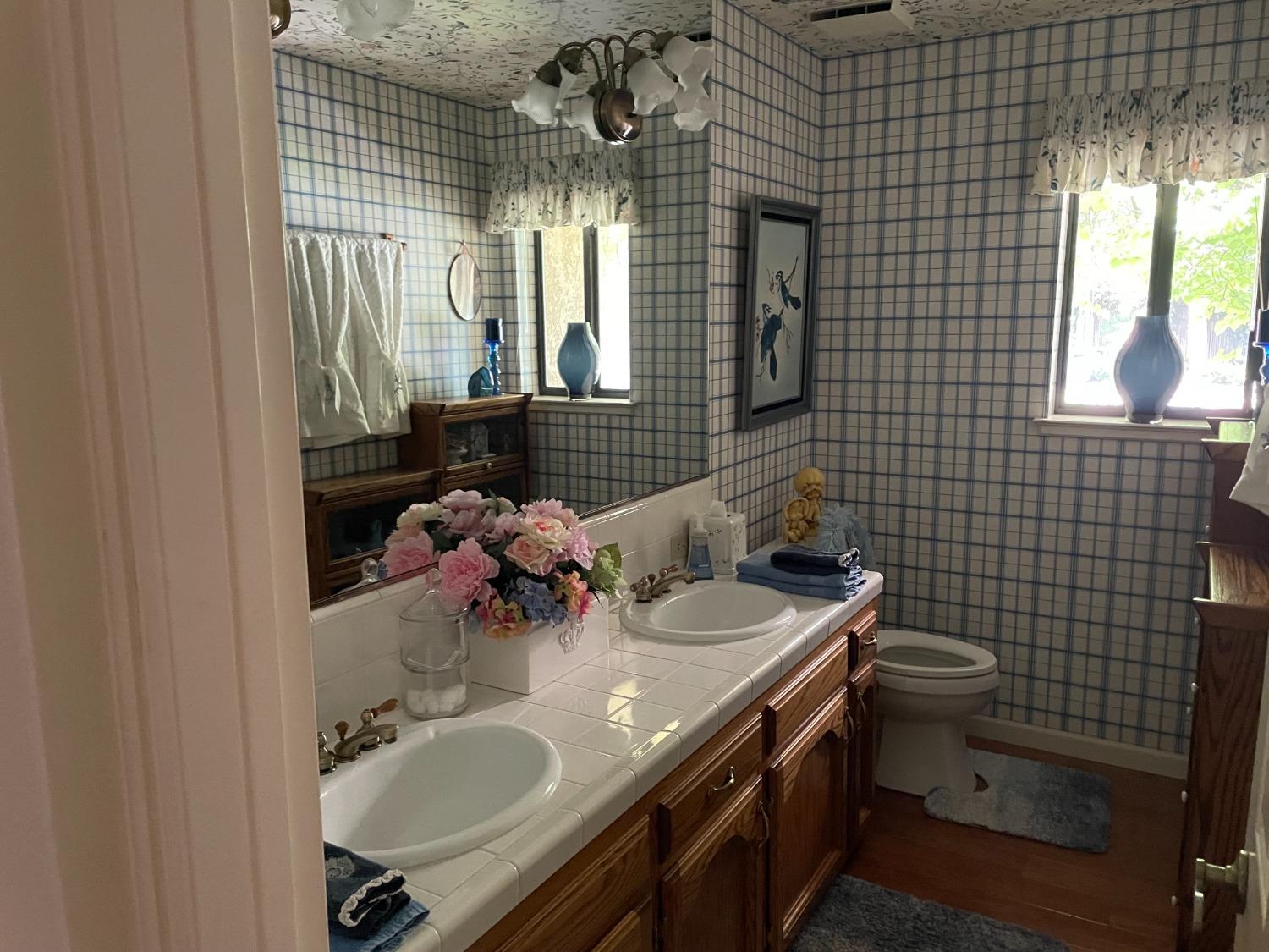 13925 E Shaw Ave, Sanger, CA 93657