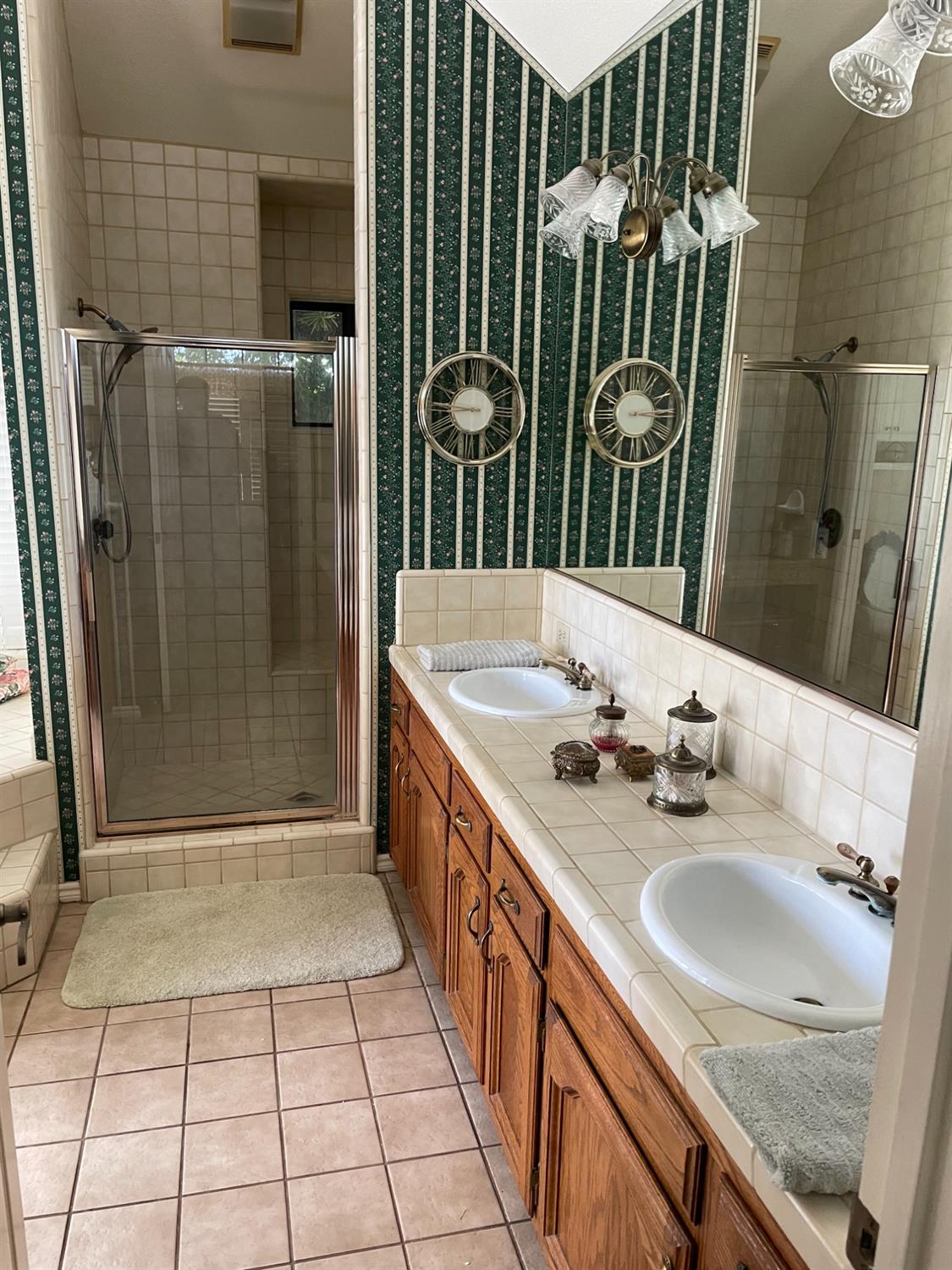 13925 E Shaw Ave, Sanger, CA 93657