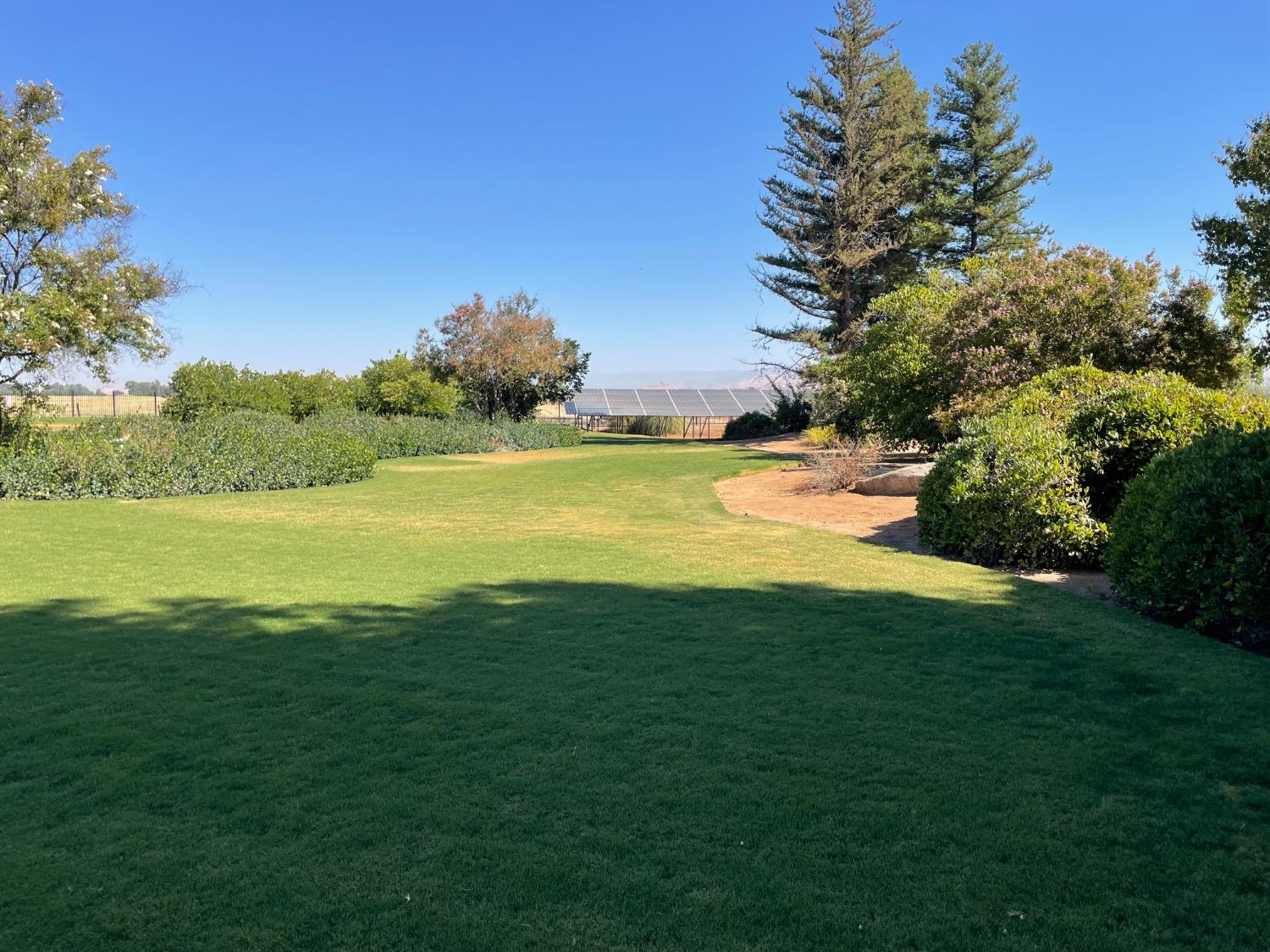 13925 E Shaw Ave, Sanger, CA 93657