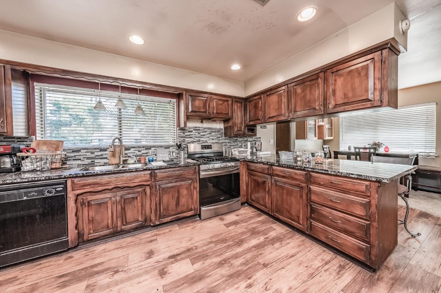 165 W Magnolia Ave, Hanford, CA 93230