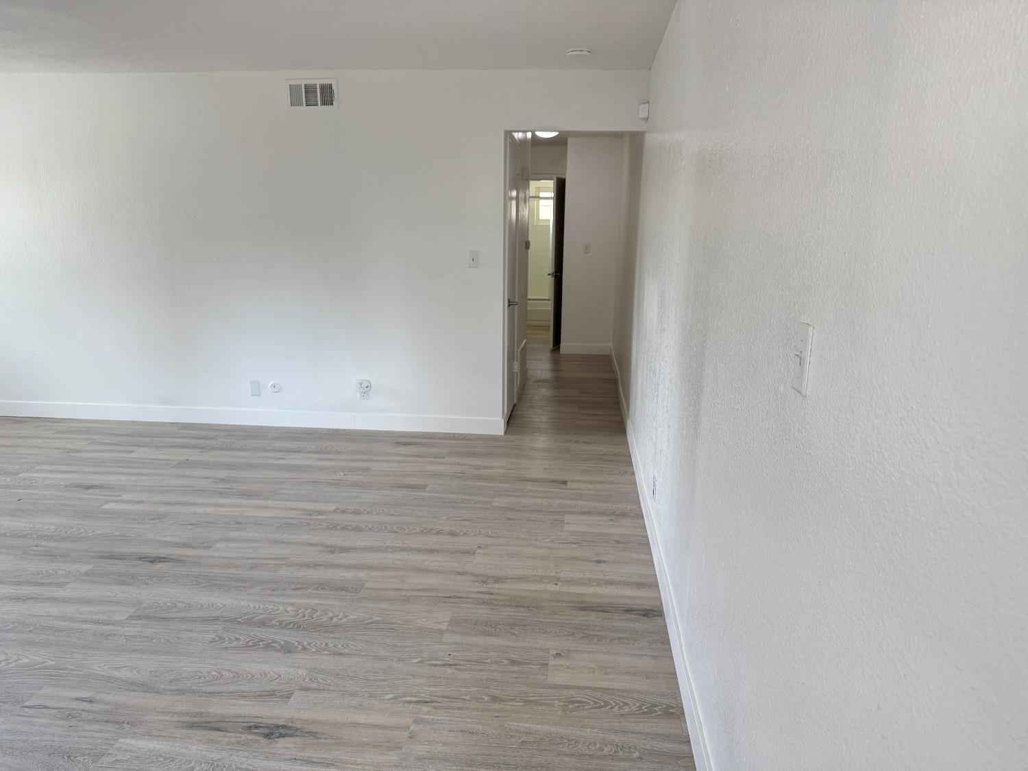 2216 Peach Ave #4, Clovis, CA 93612