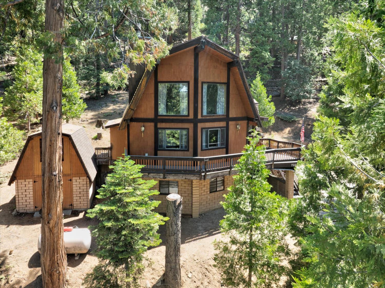 7226 Yosemite Park Way, Yosemite West, CA 95389