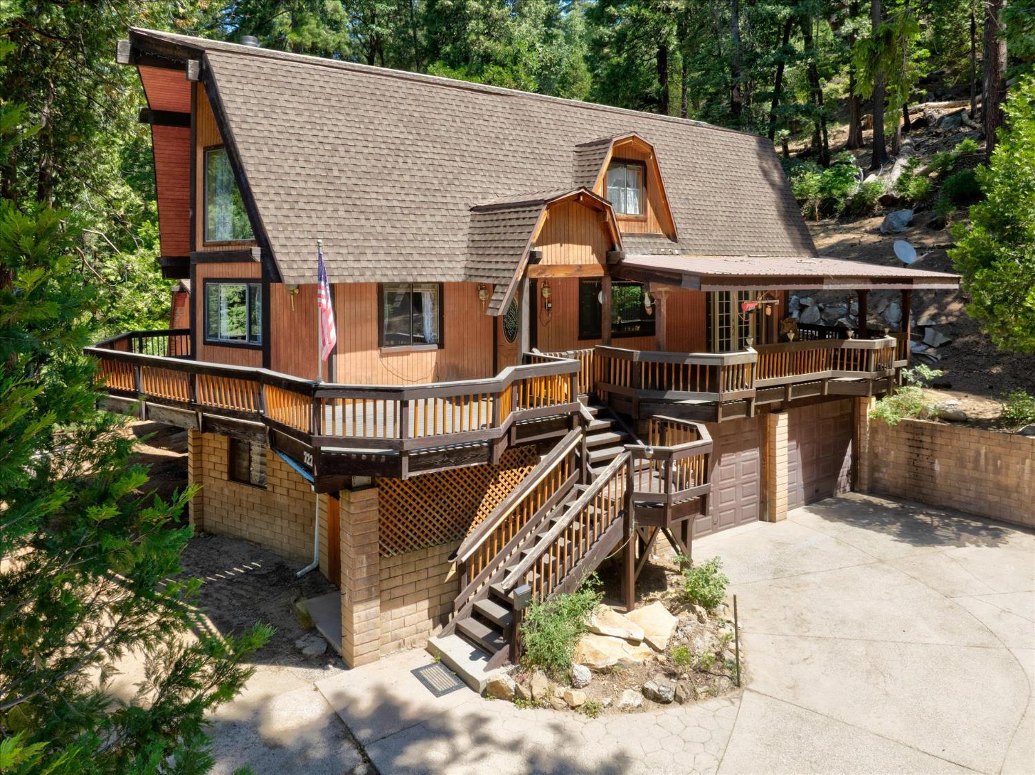 7226 Yosemite Park Way, Yosemite West, CA 95389