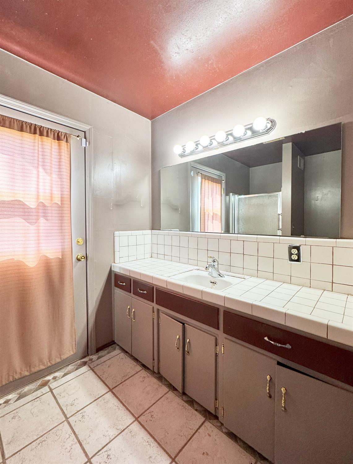 1041 Golden Gate Ave, Dos Palos, CA 93620