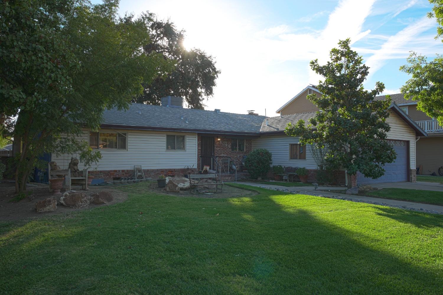 1041 Golden Gate Ave, Dos Palos, CA 93620