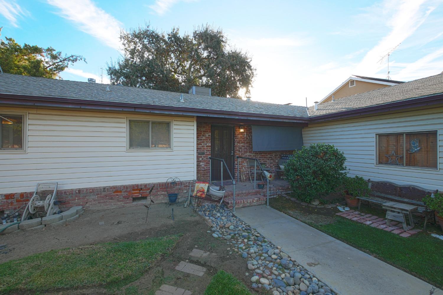 1041 Golden Gate Ave, Dos Palos, CA 93620
