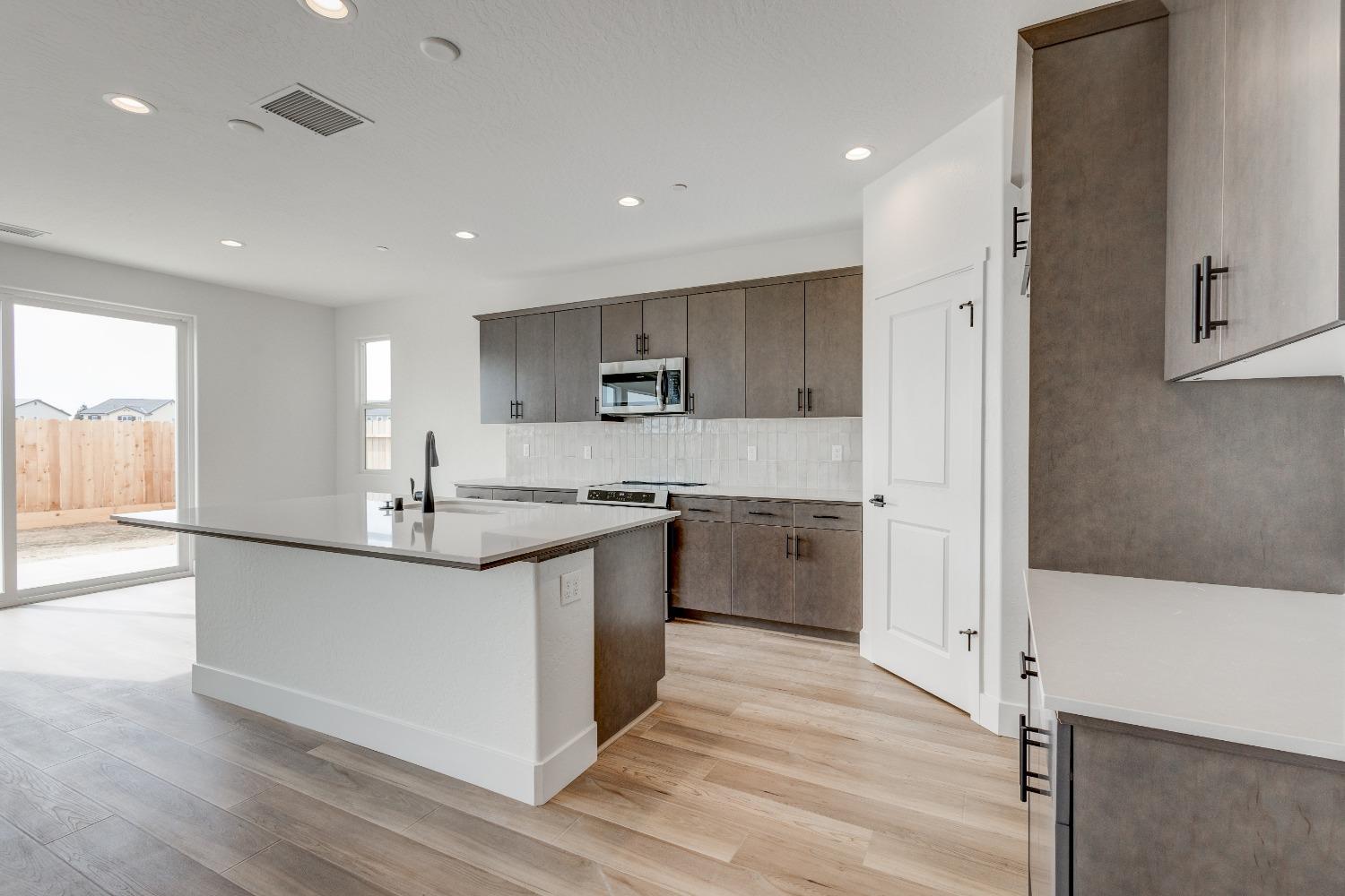 2827 E Colina Dr, Fresno, CA 93730