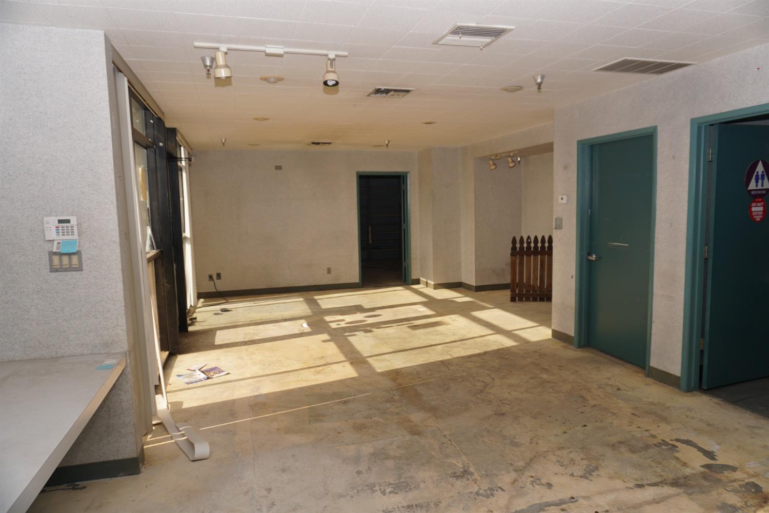 1819 E Lamona Ave E, Fresno, CA 93703