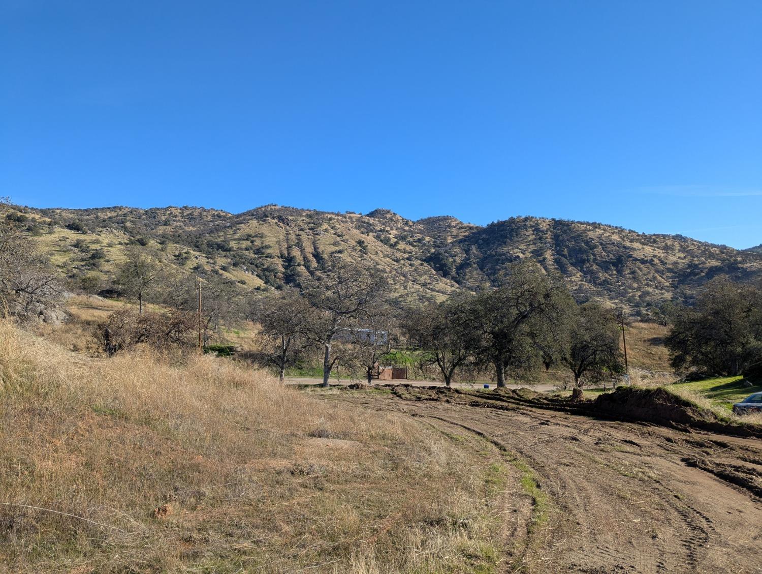 293 Deerbrook Ln, Yokuts Valley, CA 93675