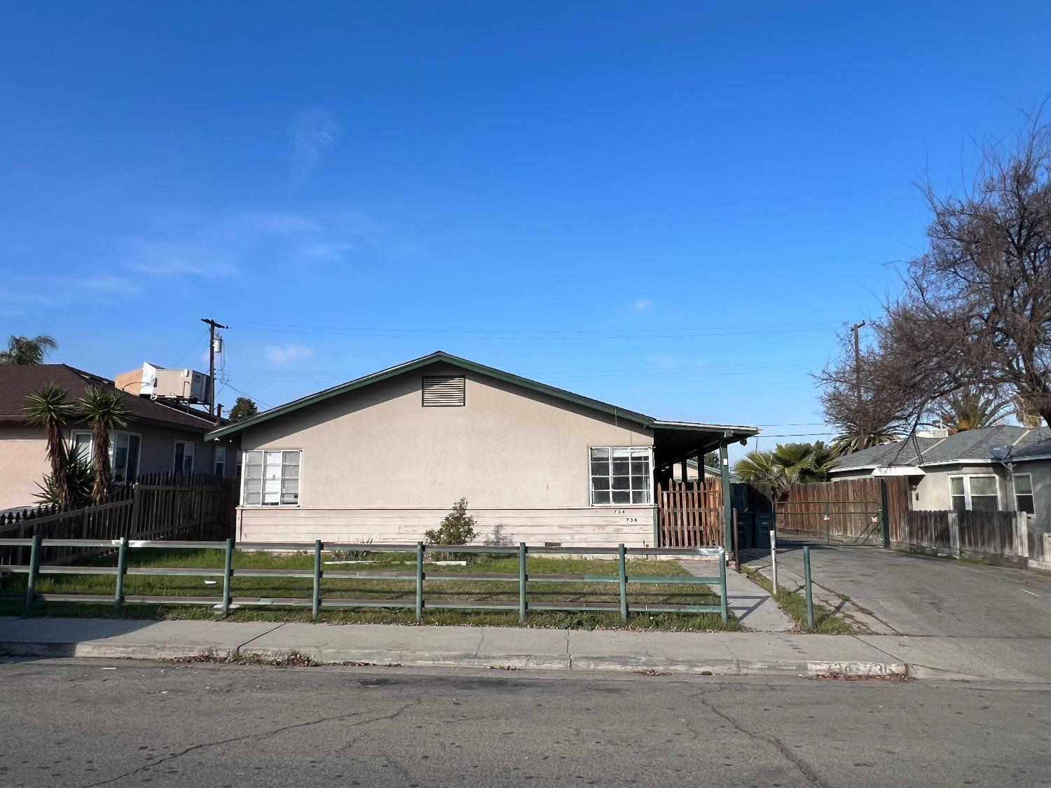 734 W Hammond Ave, Fresno, CA 93728