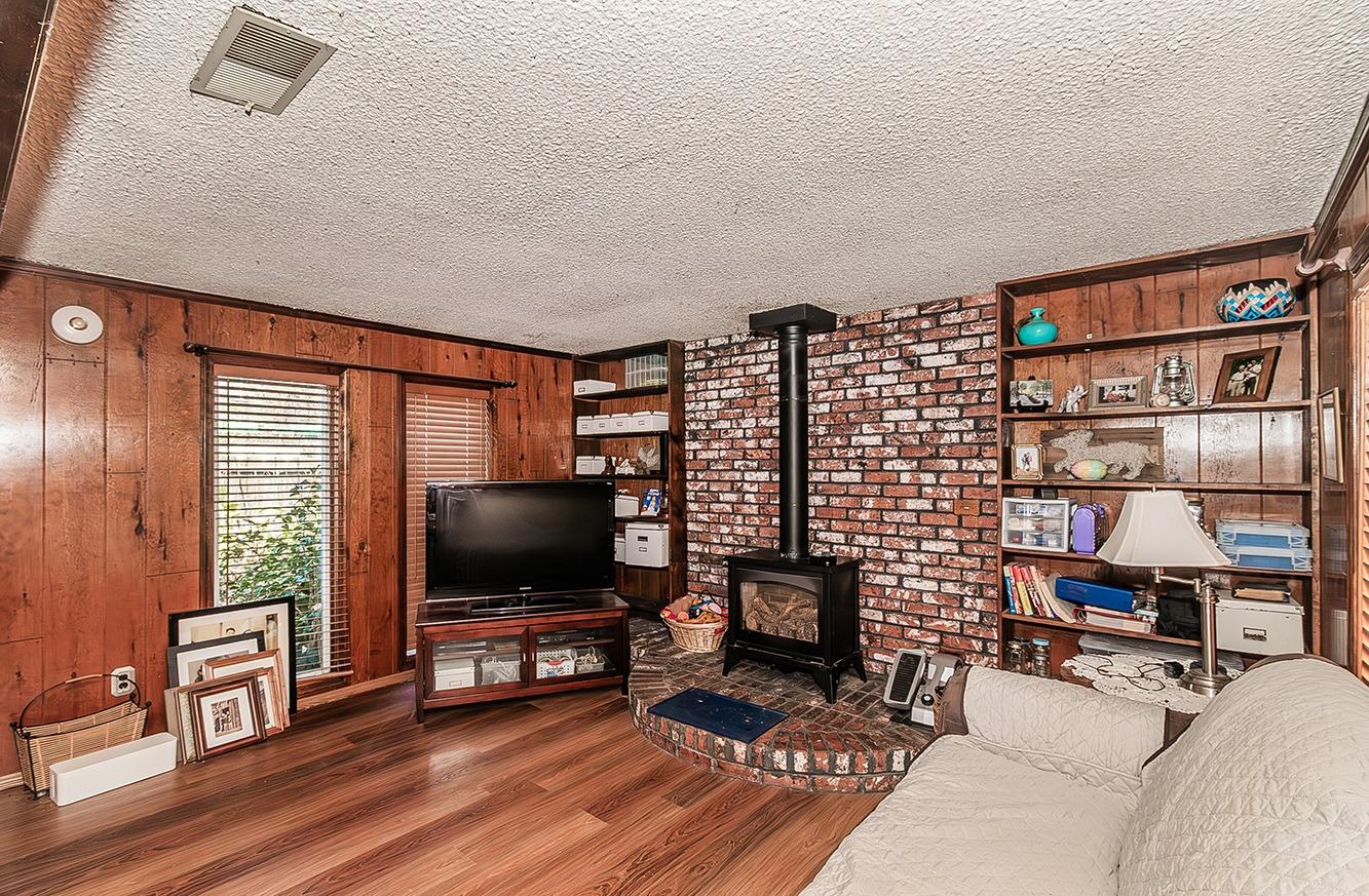 836 12Th St, Orange Cove, CA 93646