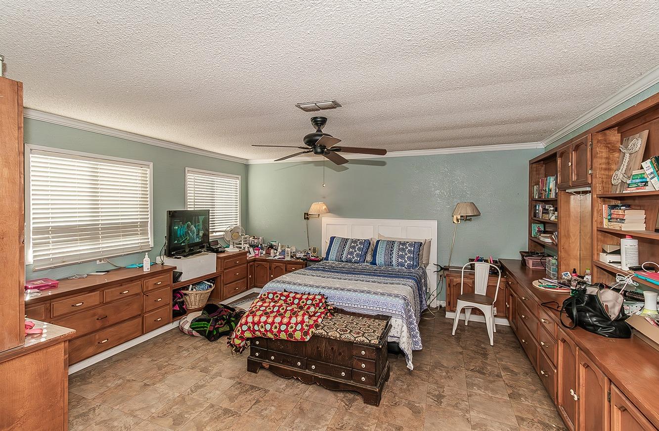 836 12Th St, Orange Cove, CA 93646