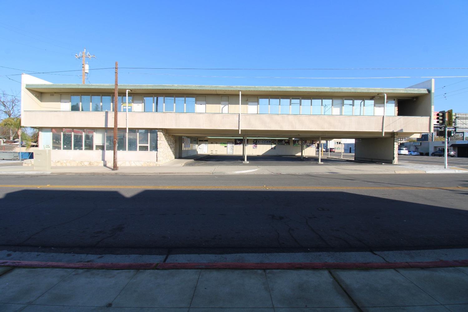 2801 N Blackstone Ave, Fresno, CA 93703