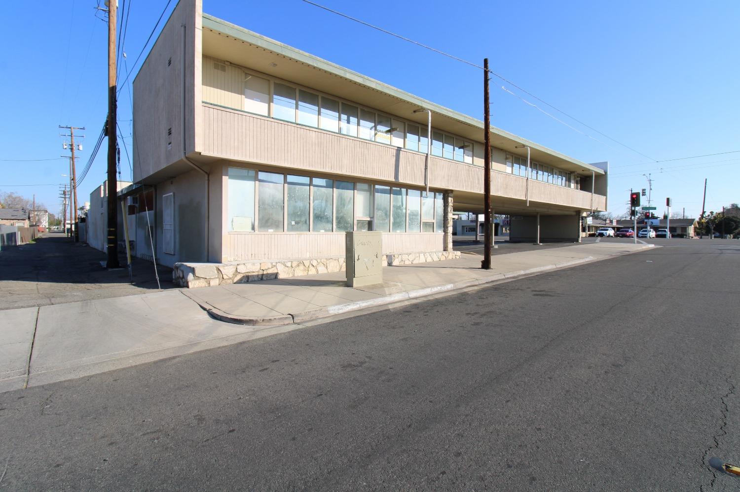 2801 N Blackstone Ave, Fresno, CA 93703