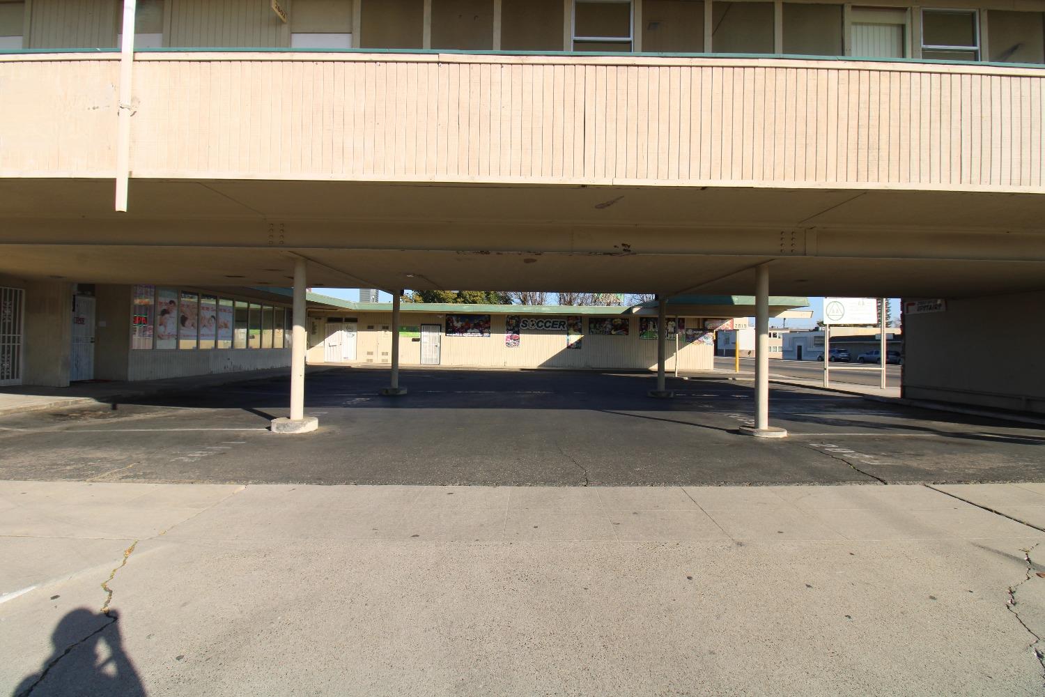 2801 N Blackstone Ave, Fresno, CA 93703