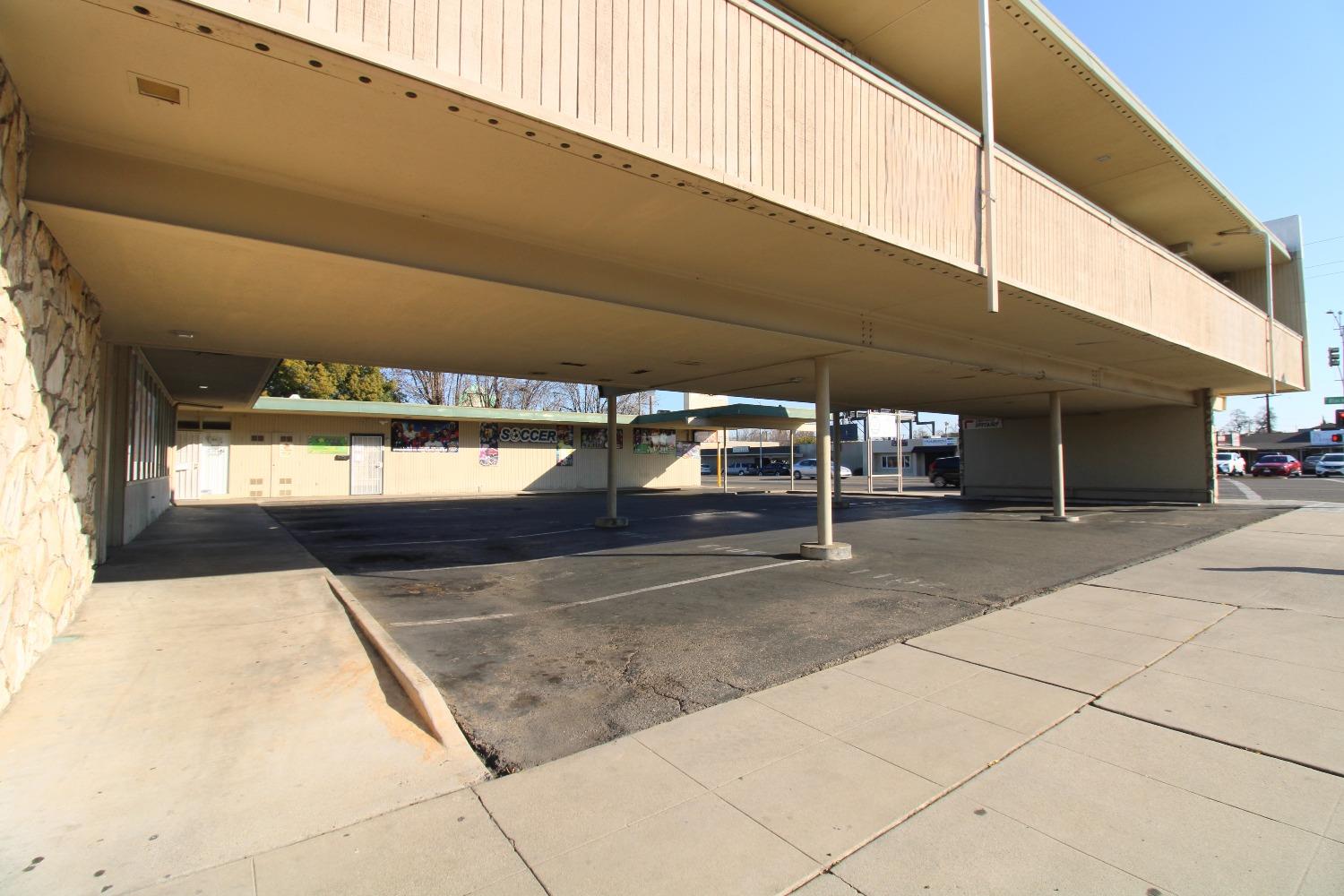 2801 N Blackstone Ave, Fresno, CA 93703