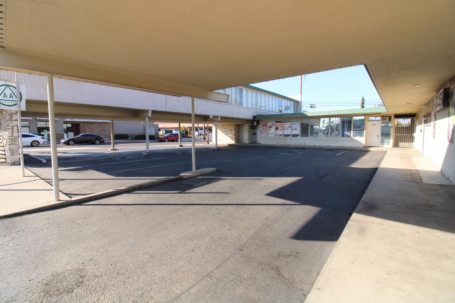 2801 N Blackstone Ave, Fresno, CA 93703