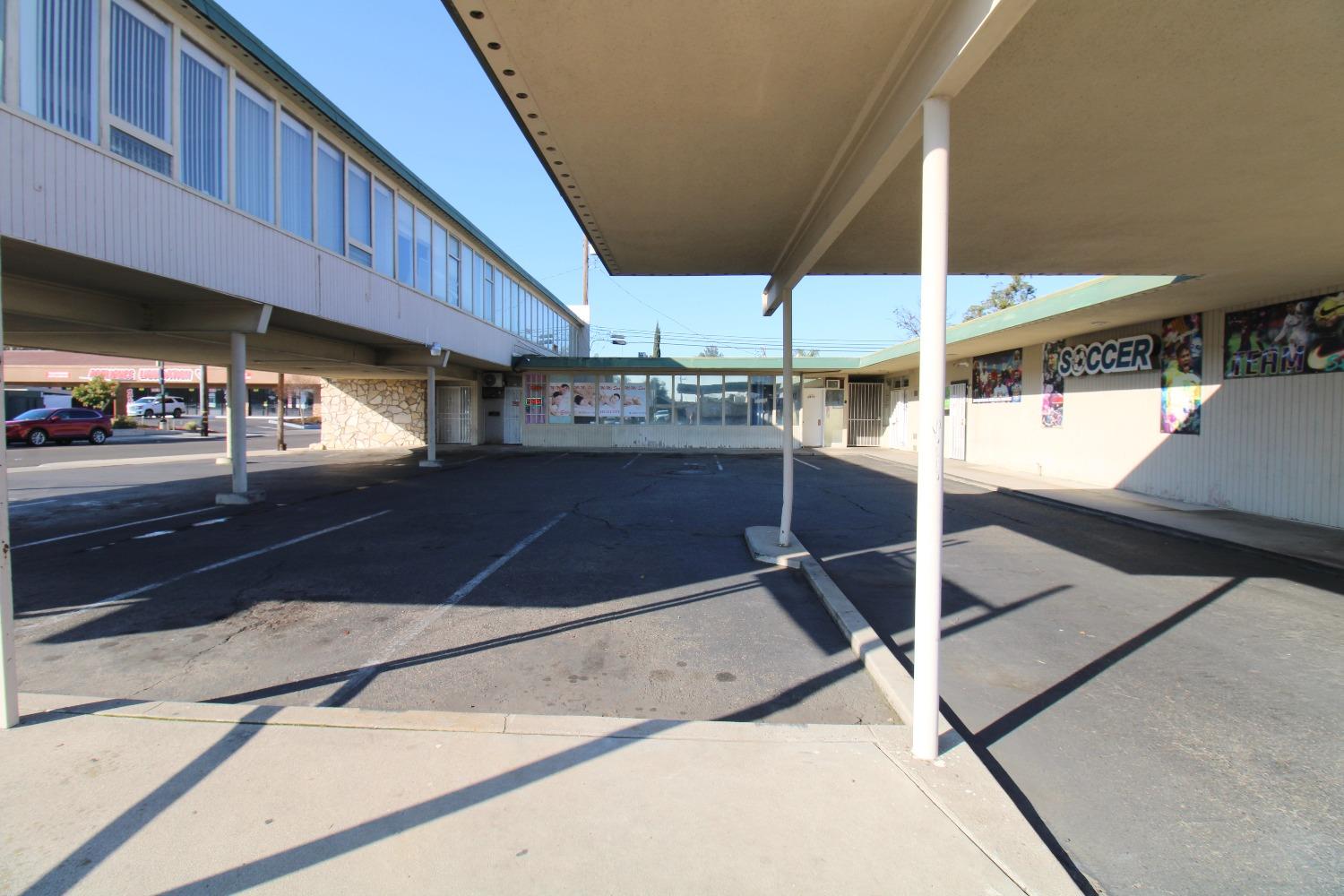 2801 N Blackstone Ave, Fresno, CA 93703