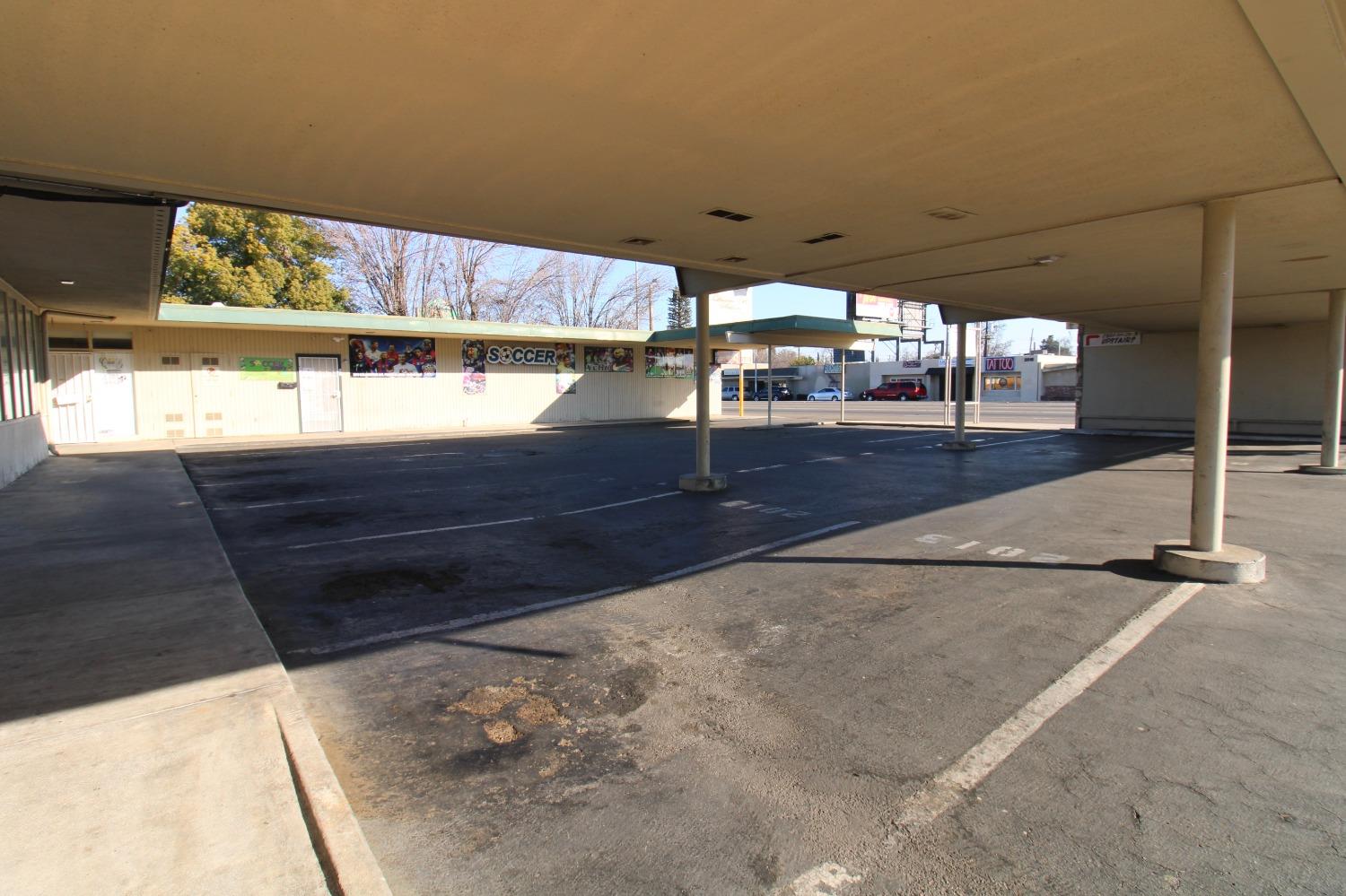 2801 N Blackstone Ave, Fresno, CA 93703